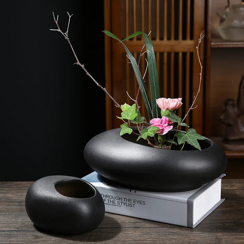 Chinese-style black round ceramic flowerpot, minimalist Japanese-inspired design, perfect for bonsai, flowers, or as a stylish home decor piece.