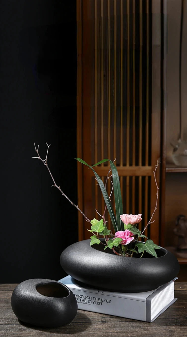 Chinese-style black round ceramic flowerpot, minimalist Japanese-inspired design, perfect for bonsai, flowers, or as a stylish home decor piece.