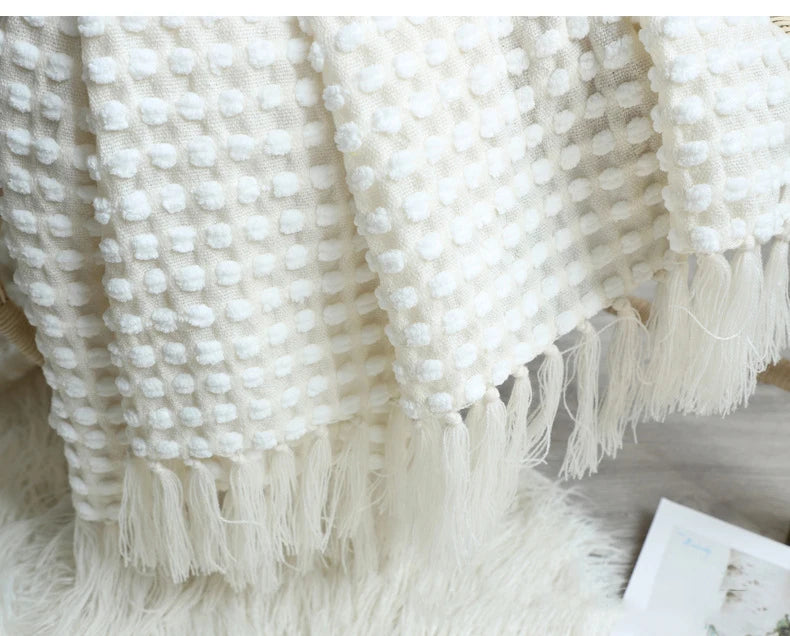 Nordic white knitted blanket, soft and cosy. Perfect for contemporary spaces, adds warmth and charm. Ideal for sofas, beds, and hotel stays, creating a relaxing vibe.