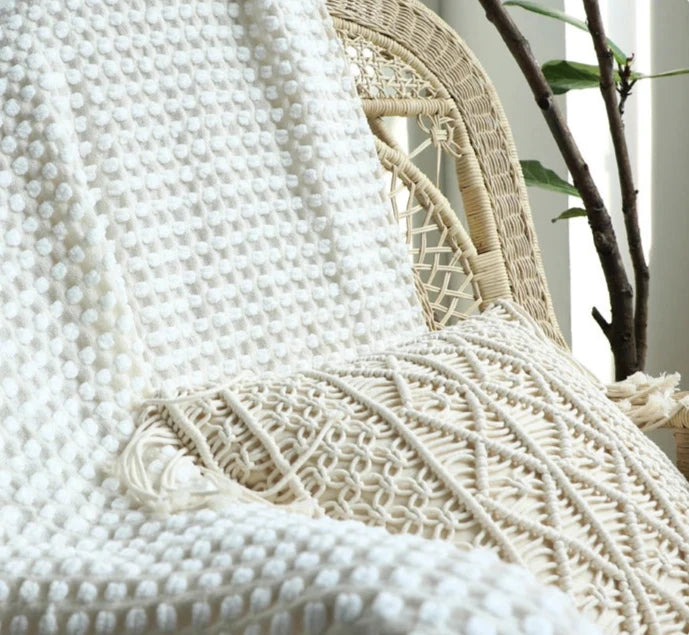 Nordic white knitted blanket, soft and cosy. Perfect for contemporary spaces, adds warmth and charm. Ideal for sofas, beds, and hotel stays, creating a relaxing vibe.