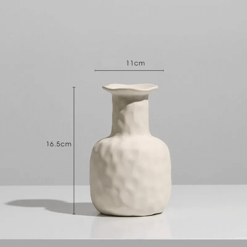 A simple charm ceramic vase with a minimalist design, perfect for adding elegance to any home decor.